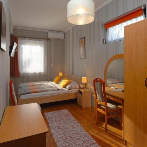 Camera dubla la etaj cu vedere spre grădină