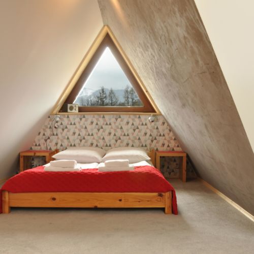 Manzárd Pokoj s manželskou postelí s výhledem na hory