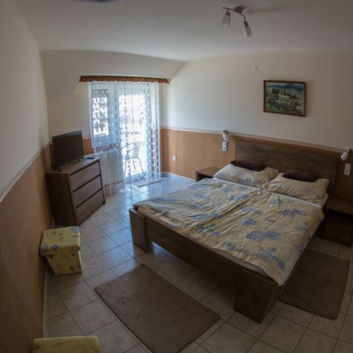 Apartman s balkónem pro 3 os. s 1 ložnicí na poschodí