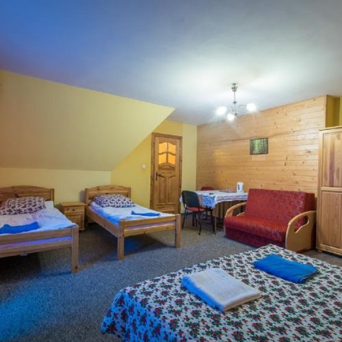 Camera tripla familial(ă) cu baie