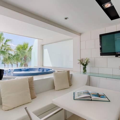 Pokoj s terasou s manželskou postelí s výhledem na moře