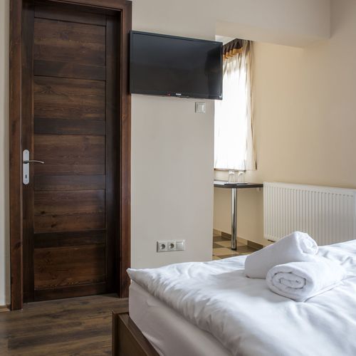 Camera dubla cu duș cu chicinetă proprie