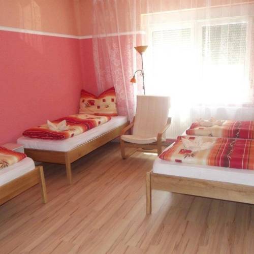 Vierbettzimmer mit Badezimmer und Klimaanlage