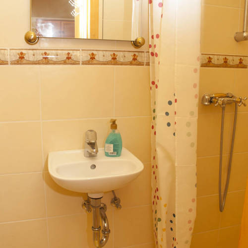 Vierbettzimmer mit Badezimmer und Klimaanlage