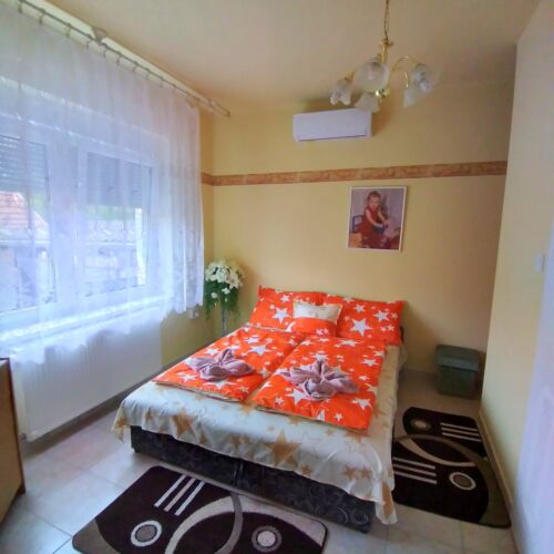 Zweibettzimmer mit Badezimmer und Klimaanlage