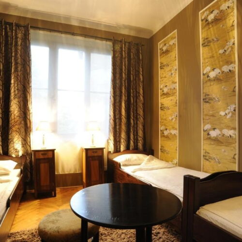 Pokój 3-osobowy ze wspólną łazienką z widokiem na dziedziniec