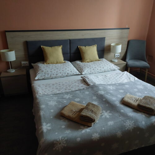 Camera dubla la etaj cu baie