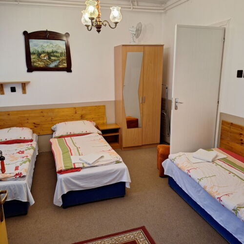 Camera tripla standard la parter