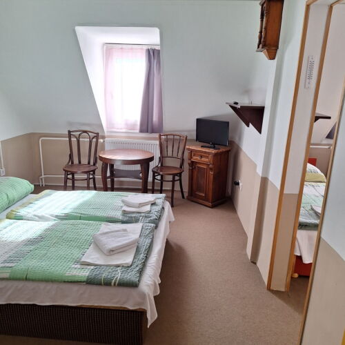 Camera cvadrupla standard la mansardă