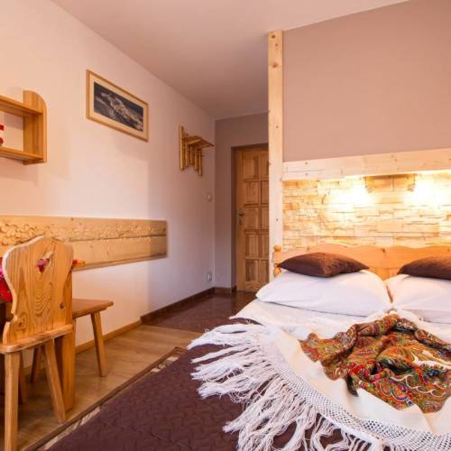 Pokoj s balkónem s koupelnou s manželskou postelí