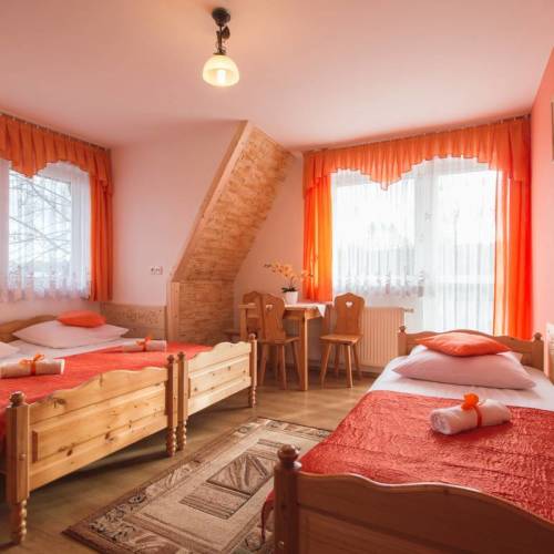 Pokoj s balkónem s koupelnou pro 3 os.