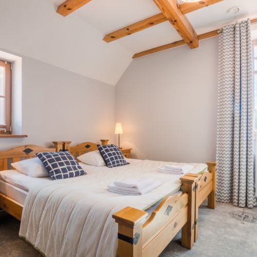 Camera twin standard cu vedere spre curte