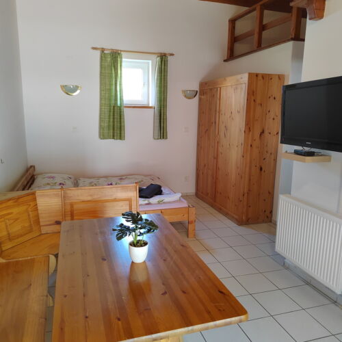 Apartament 4-osobowy z tarasem z widokiem na dziedziniec z 2 pomieszczeniami sypialnianymi