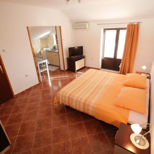 Apartament b cu 1 camera pentru 2 pers. (se poate solicita pat suplimentar)