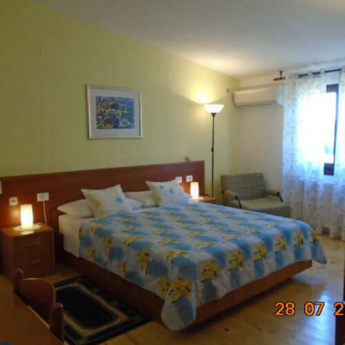 Pokoj s klimatizací s vlastní kuchyňkou s manželskou postelí