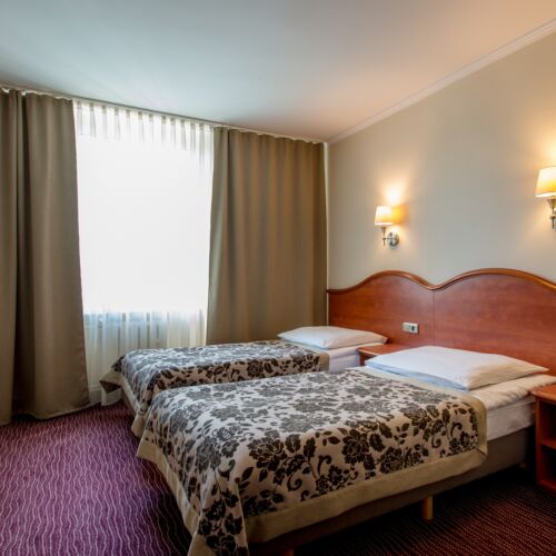 Camera twin standard cu grup sanitar