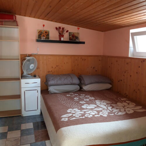 Bungalow (jako celek) se společnou koupelnou s manželskou postelí s výhledem do dvora