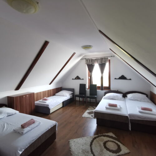 Camera cvadrupla la etaj (se poate solicita pat suplimentar)