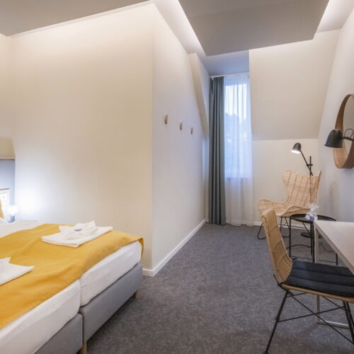 Camera tripla standard cu vedere spre grădină