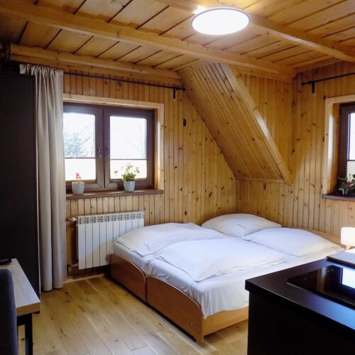 Camera twin la etaj cu bucătărie proprie