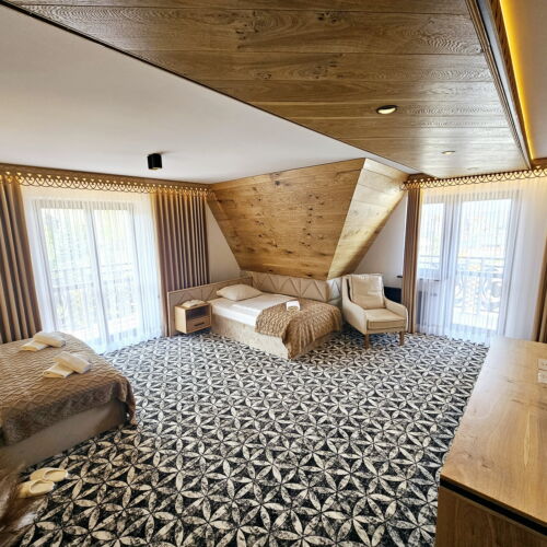 Camera tripla exclusive cu vedere spre munte