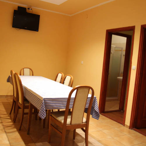 Apartament standard cu bucătărie comună cu 3 camere pentru 10 pers.