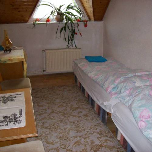 Yard View Family Holiday Home for 6 Persons (extra bed available)