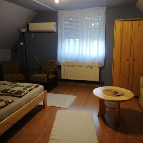 Camera dubla la etaj cu vedere spre grădină (se poate solicita pat suplimentar)