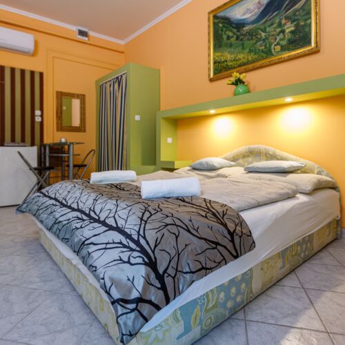 Pokoj s manželskou postelí s výhledem na město v přízemí