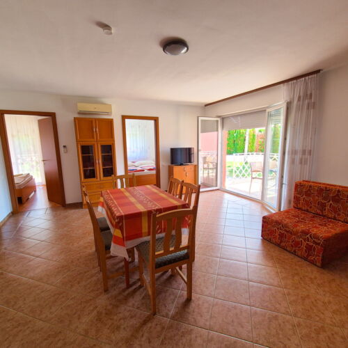 Apartament grand cu aer condiționat cu 2 camere pentru 4 pers. (se poate solicita pat suplimentar)