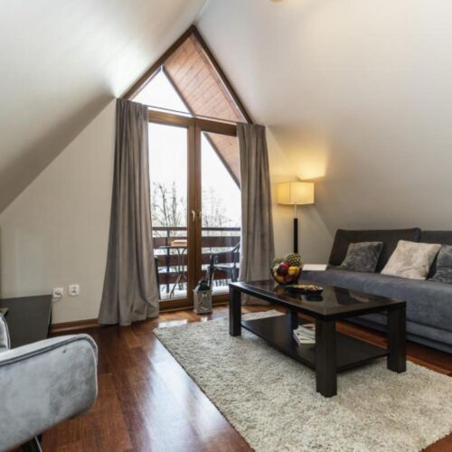 Apartament 4-osobowy na poddaszu z balkonem z 2 pomieszczeniami sypialnianymi