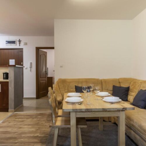 Apartament 5-osobowy z balkonem z widokiem na góry z 3 pomieszczeniami sypialnianymi