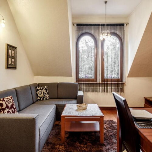 Apartament 4-osobowy na poddaszu z prysznicem z 2 pomieszczeniami sypialnianymi