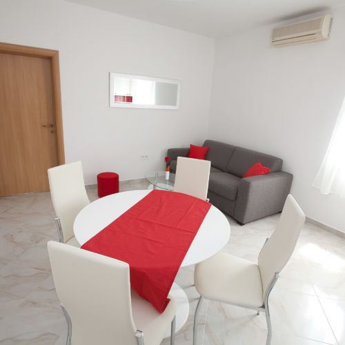 Apartament la etaj cu balcon cu 1 camera pentru 2 pers. (se poate solicita pat suplimentar)