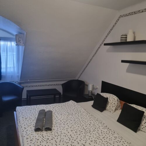 Design Pokoj s manželskou postelí na poschodí