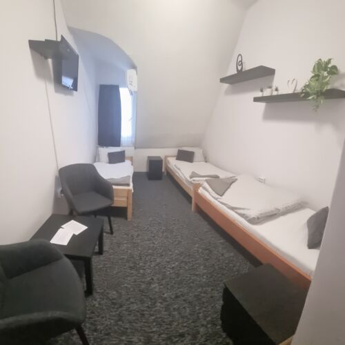 Pokoj se sprchou pro 3 os. na poschodí