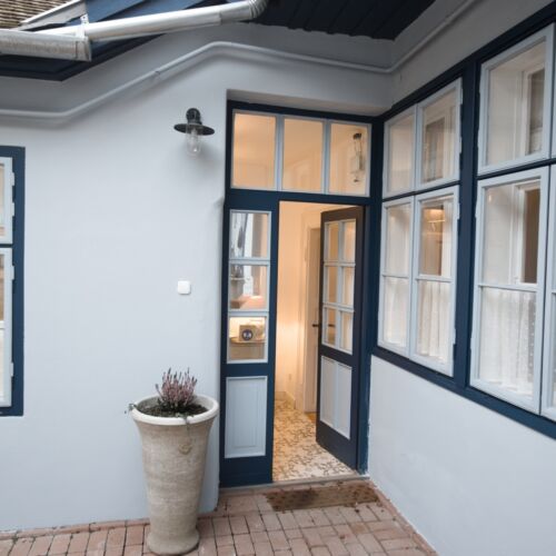Castle View Ground Floor Holiday Home for 4 Persons (extra beds available)