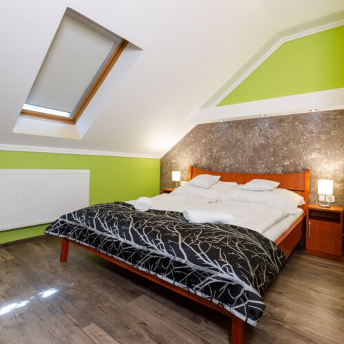 Apartman pro 8 os. se 3 ložnicemi s výhledem na město v podkroví