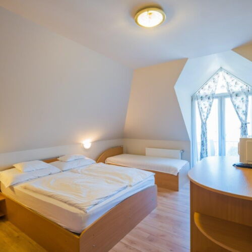 Camera tripla la etaj cu balcon