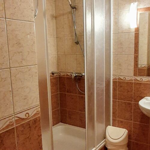 Apartament la etaj cu chicinetă proprie cu 2 camere pentru 5 pers.