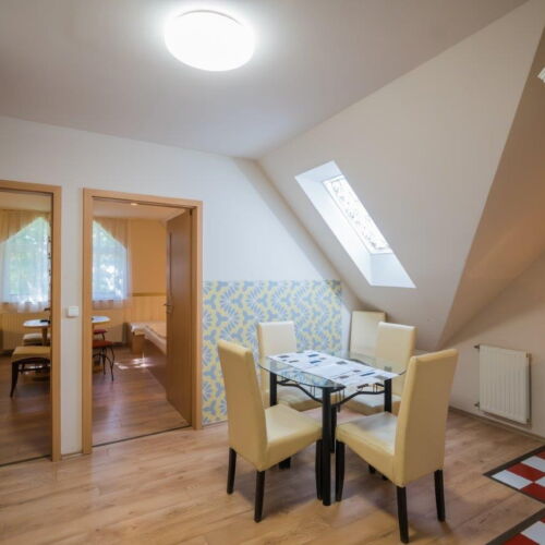 Apartament la etaj cu chicinetă proprie cu 2 camere pentru 6 pers.