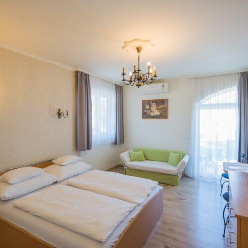 Camera dubla la etaj cu balcon