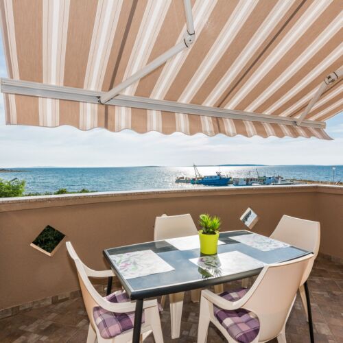 Apartament cu aer condiționat cu vedere spre mare cu 2 camere pentru 4 pers.