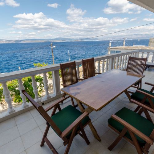 Apartament cu aer condiționat cu vedere spre mare cu 4 camere pentru 7 pers.