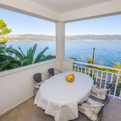 Apartament cu aer condiționat cu vedere spre mare cu 2 camere pentru 4 pers.