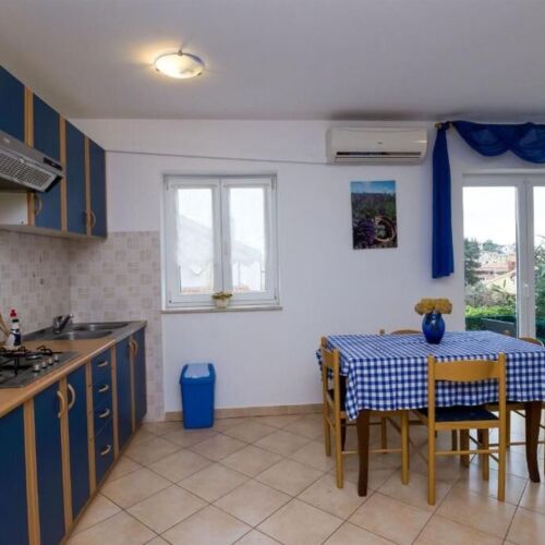 Apartament 6-osobowy z klimatyzacją na parterze z 3 pomieszczeniami sypialnianymi