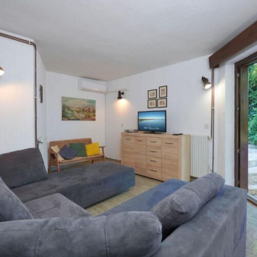 Apartament la parter cu aer condiționat cu 2 camere pentru 4 pers.