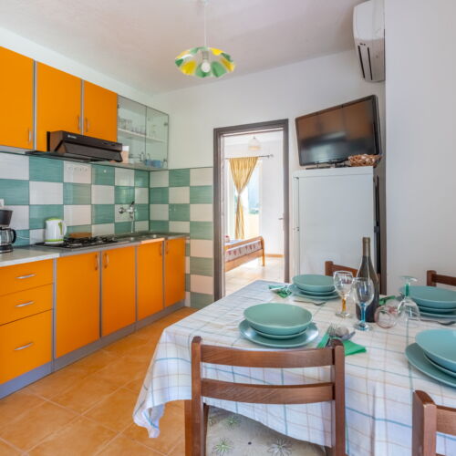 Apartament la parter cu aer condiționat cu 2 camere pentru 4 pers.