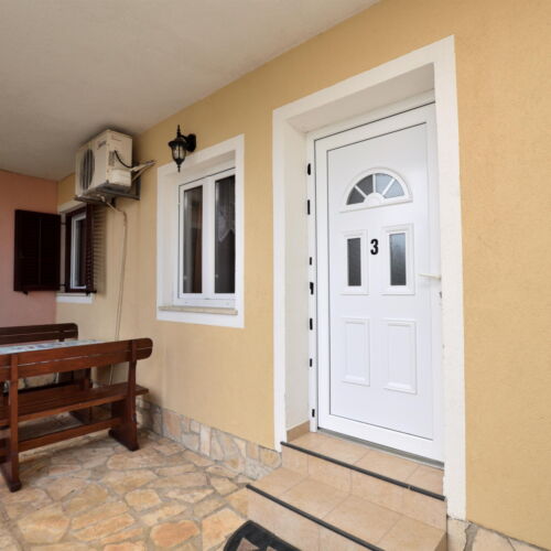 Apartament la parter cu aer condiționat cu 2 camere pentru 5 pers.