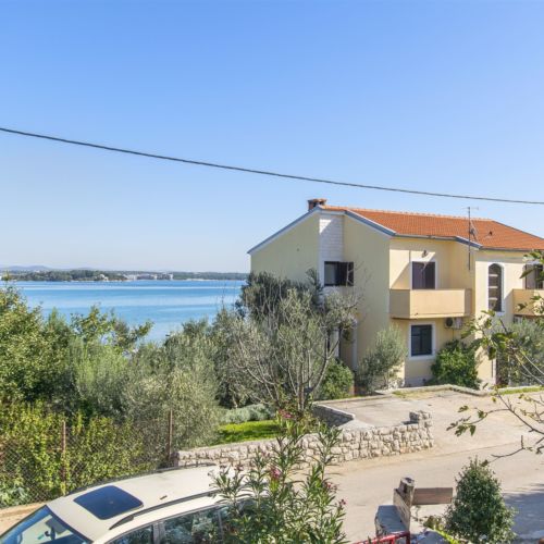 Apartament la parter cu vedere spre mare cu 2 camere pentru 4 pers.